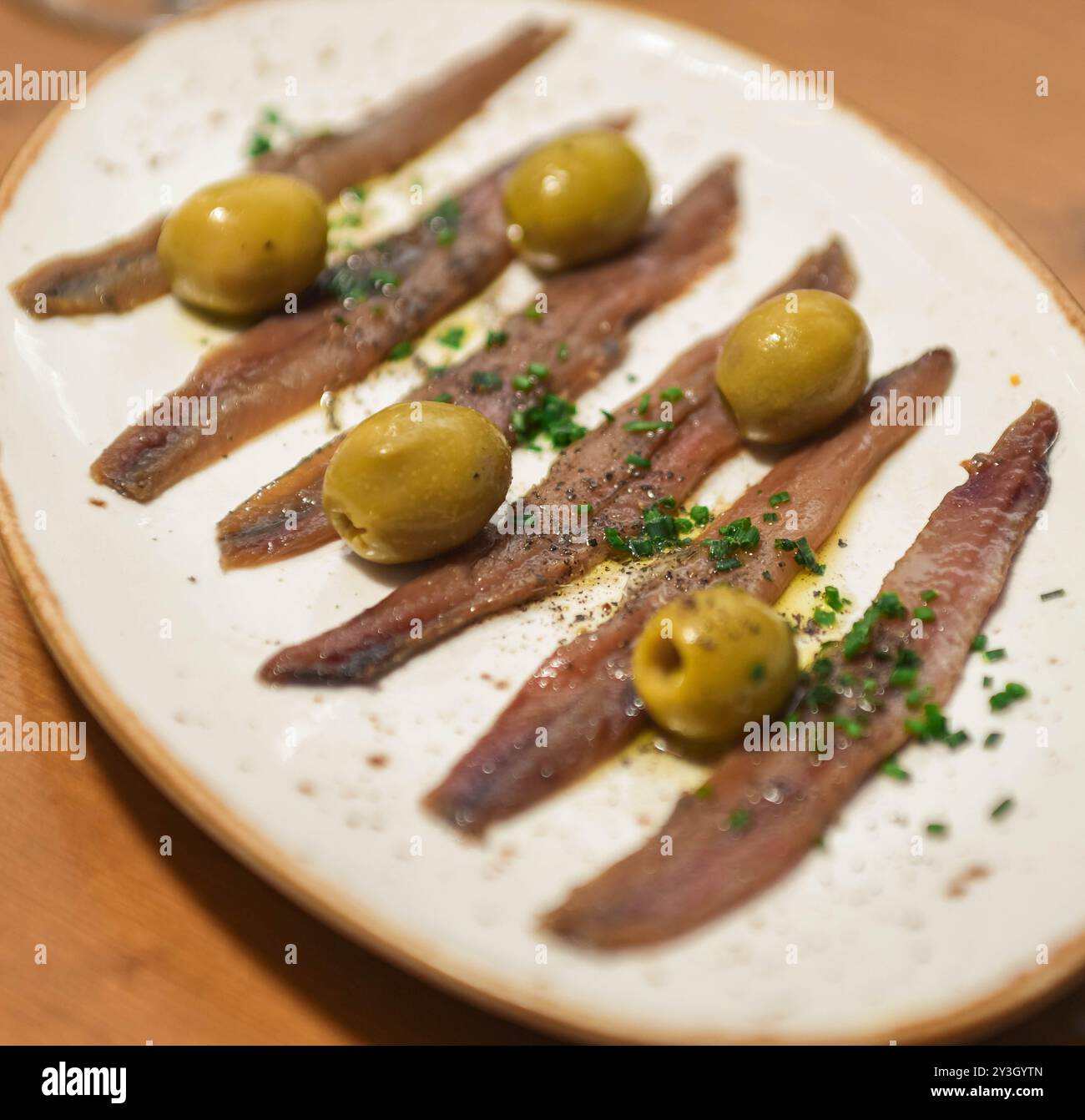 Plat d'anchois espagnol aux olives Banque D'Images