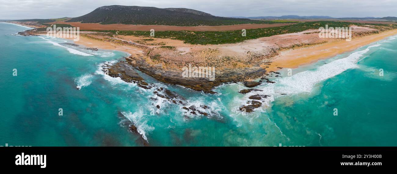 Panorama aérien de vagues se brisant autour d'un point rocheux entre deux plages à Greenley Beach sur la péninsule d'Eyre en Australie méridionale Banque D'Images