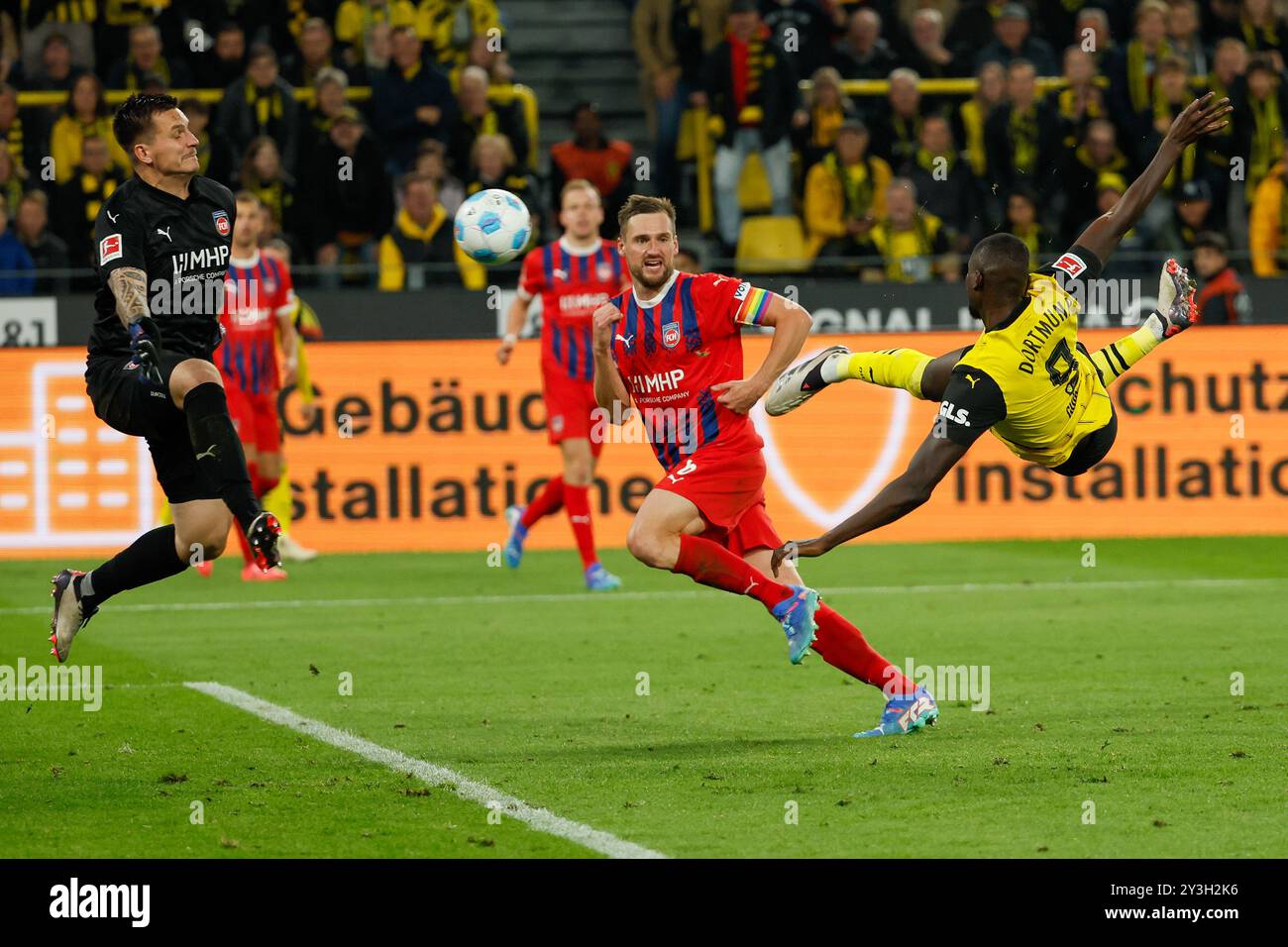 Dortmund, Allemagne. 13 septembre 2024. Serhou Guirassy (1er R) du Borussia Dortmund tente de tirer lors du match de football de première division allemande de Bundesliga entre le Borussia Dortmund et le 1er. FC Heidenheim 1846 à Dortmund, Allemagne, 13 septembre 2024. Crédit : Yue Aximu¤biwalezi/Xinhua/Alamy Live News Banque D'Images