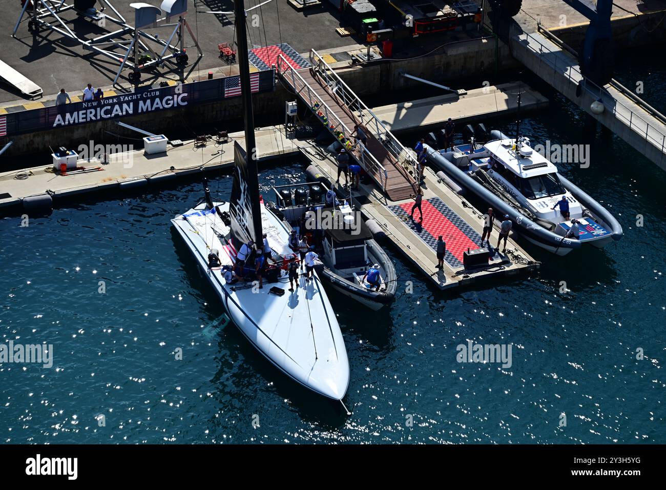 La vue depuis le tramway aérien de Port Vell de la base magique américaine lors de la 37e régate Louis Vuitton America’s Cup Yacht Racing à Barcelone Banque D'Images