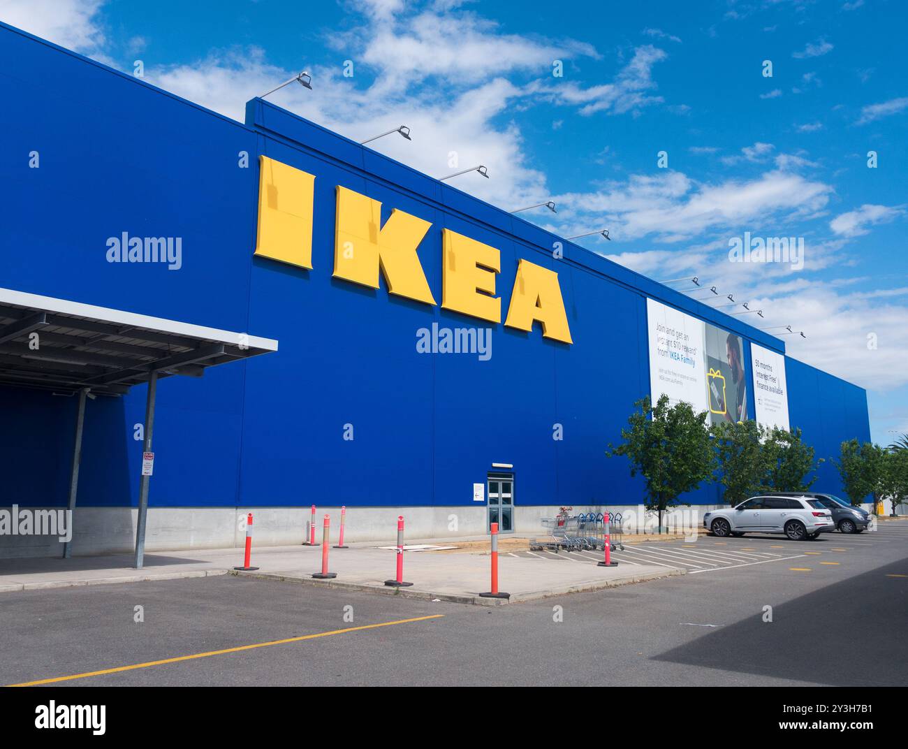 Magasin de meubles IKEA à Adélaïde par jour ensoleillé avec ciel bleu et nuages blancs en Australie méridionale, Australie. Banque D'Images
