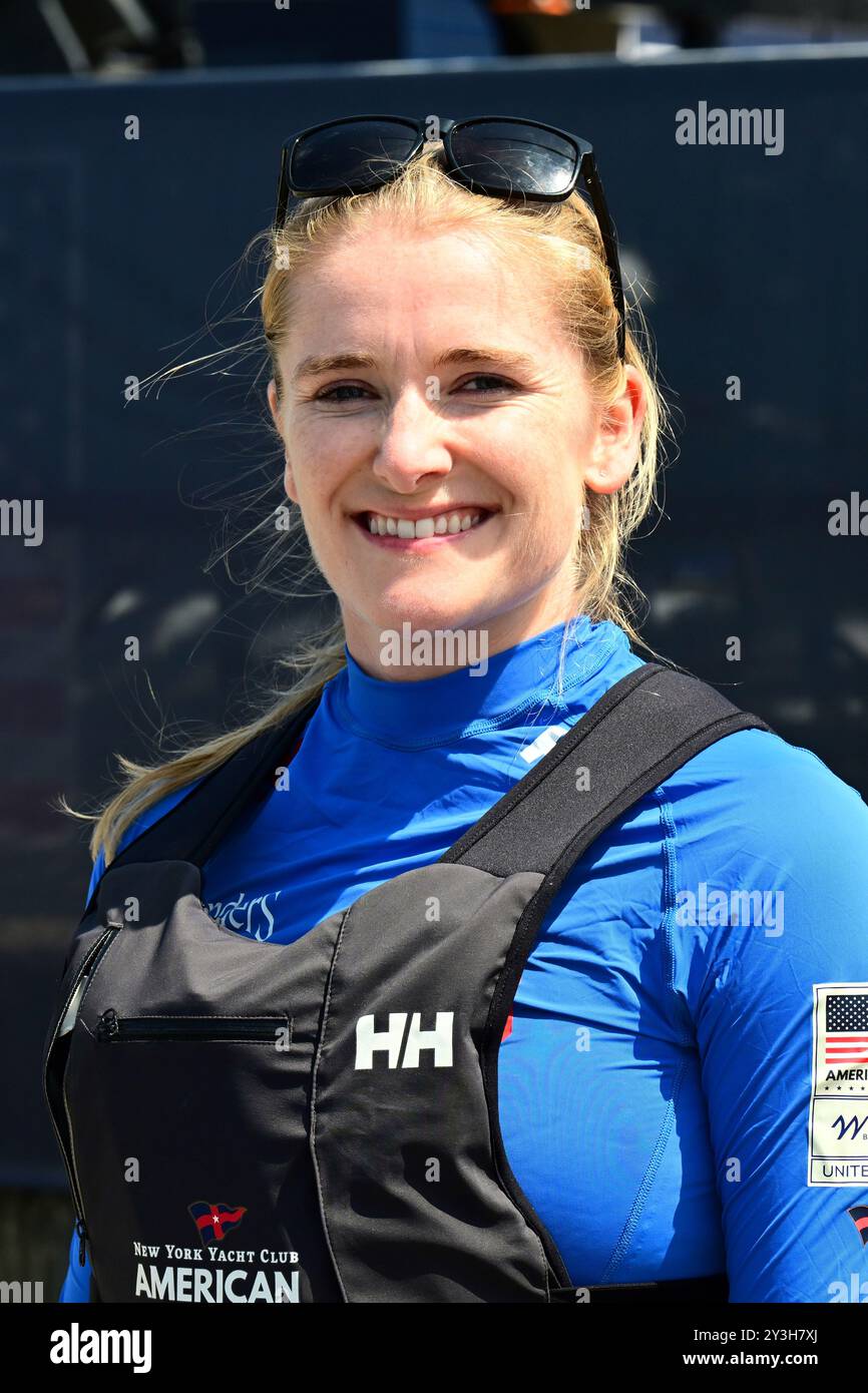 Helena Scutt, ancienne navigatrice olympique et diplômée de l’Université de Stanford, tondeuse sur l’équipe féminine de la Coupe américaine Magic America disputée en AC40 Banque D'Images