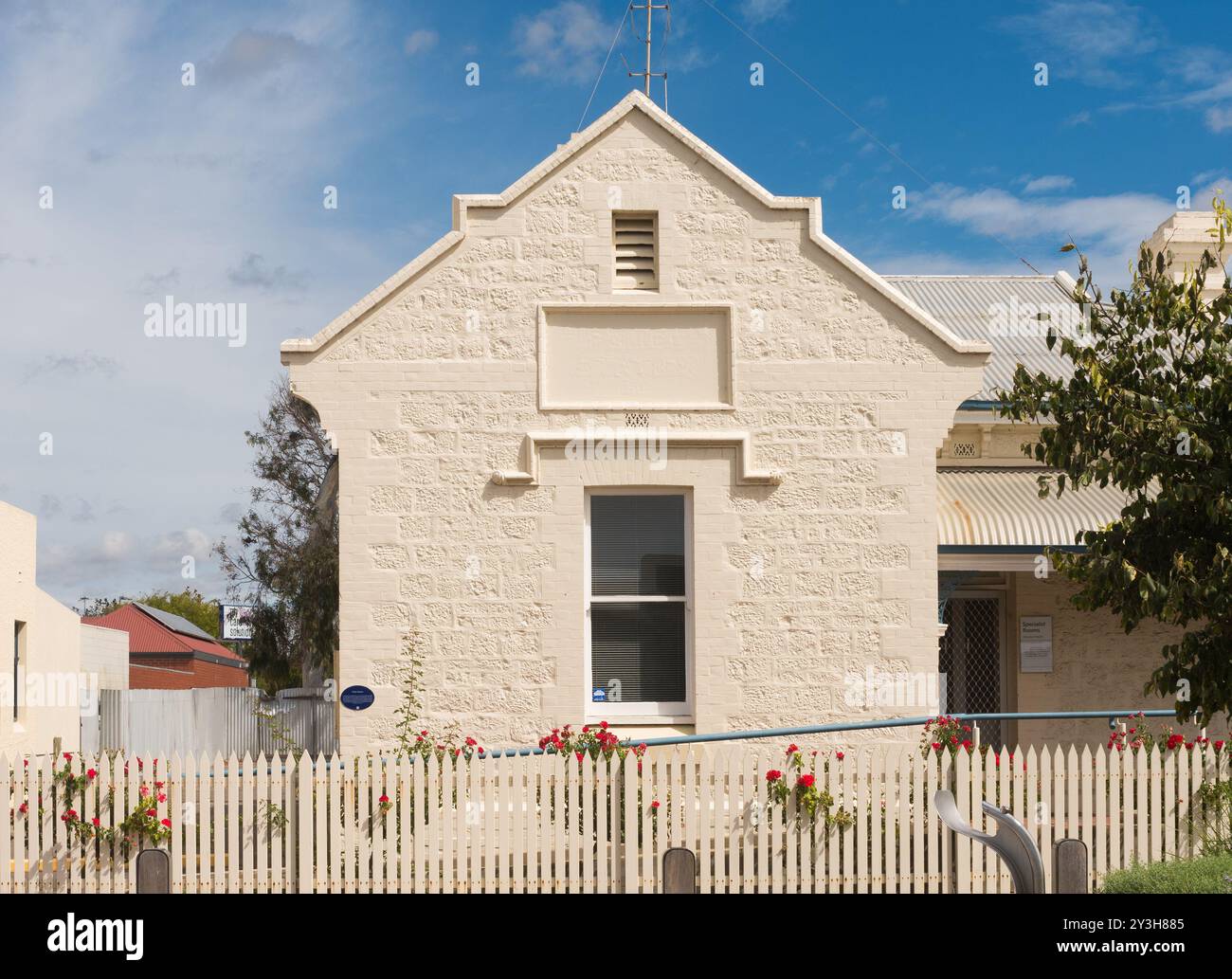 Vue extérieure d'une maison de couleur crème avec clôture de piquet sur Ocean Street à Victor Harbor, Australie méridionale, Australie. Banque D'Images