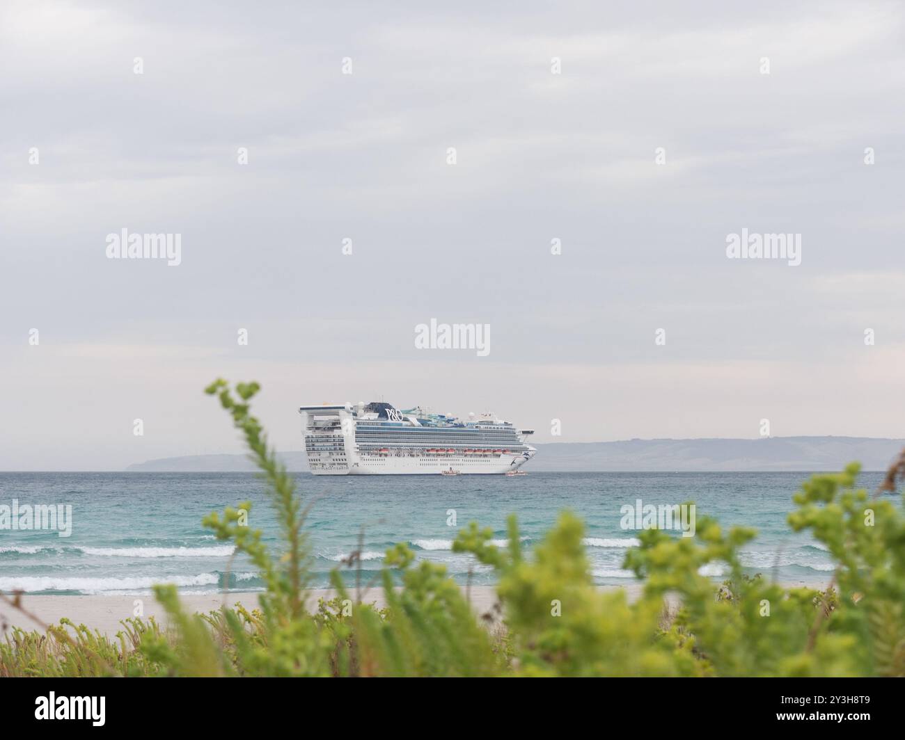 Bateau de croisière P&O Pacific Adventure ancré à Penneshaw avec vue sur la plage et la végétation côtière de Kangaroo Island, en Australie. Banque D'Images