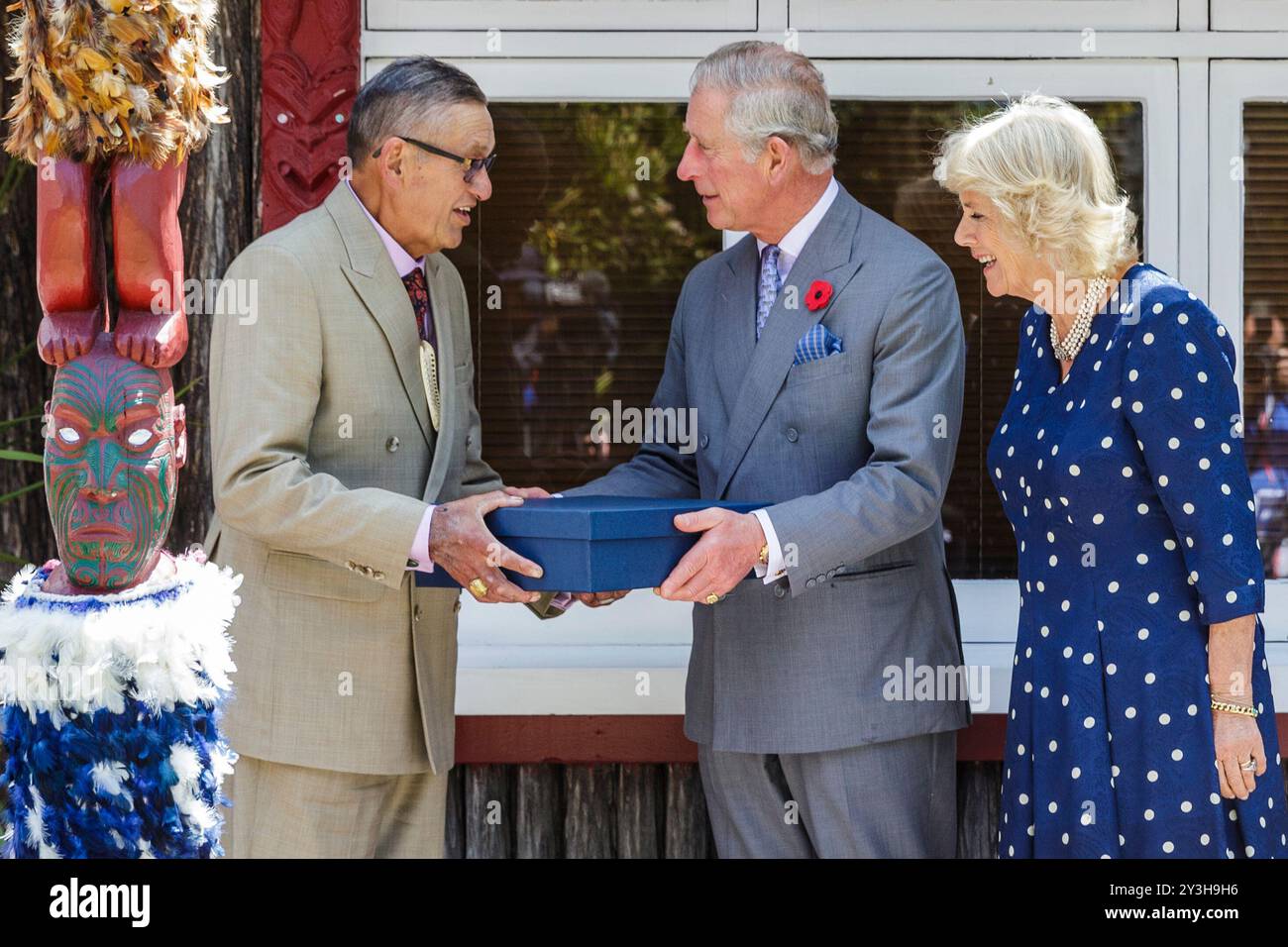 Le prince Charles, prince de Galles et Camilla, duchesse de Cornouailles font un cadeau au roi maori Kiingi Tuheiti, à gauche, à Turangawaewae Marae, Hamilton, nouvelle-Zélande, dimanche 08 novembre 2015 Banque D'Images