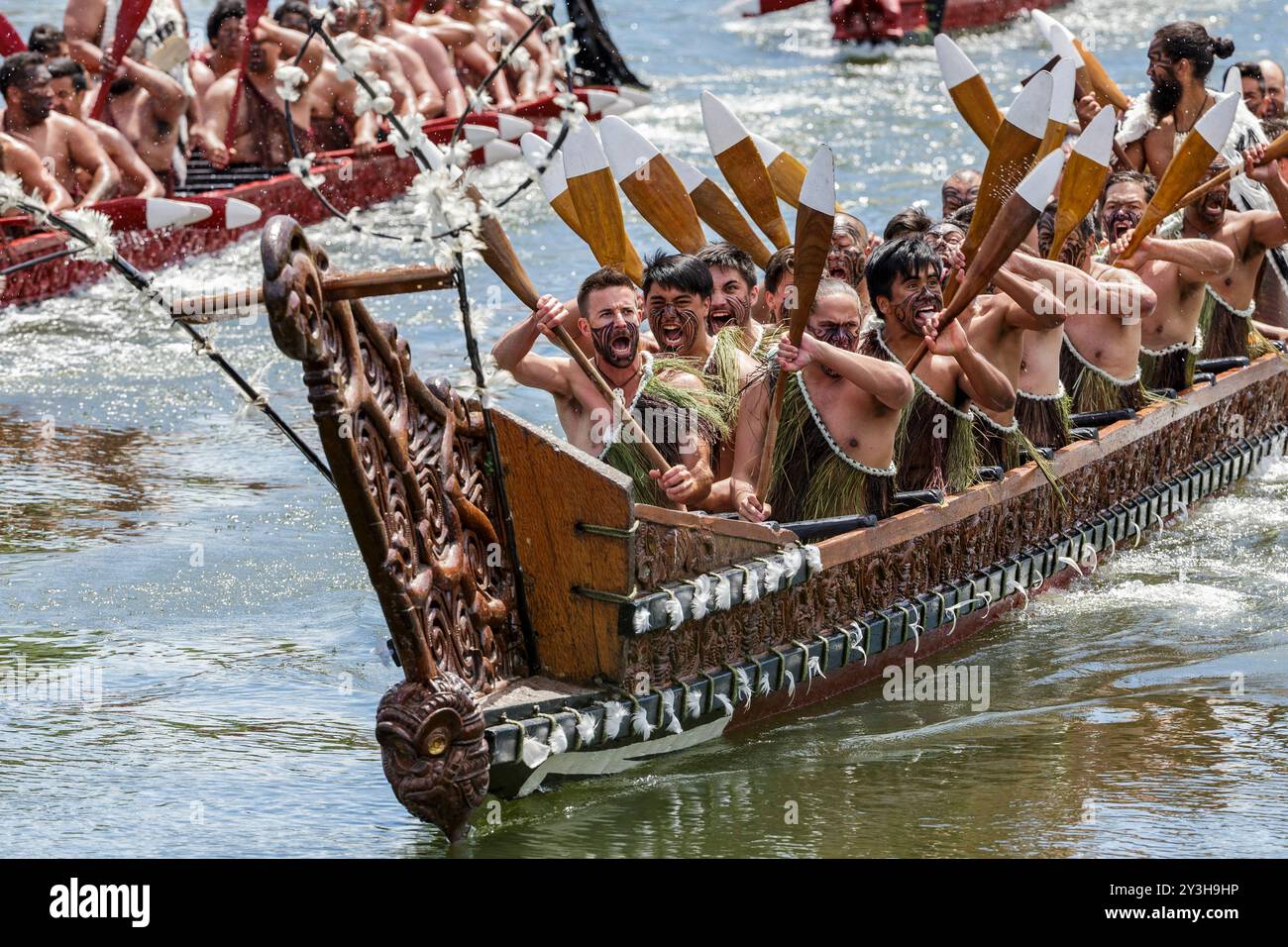 Cinq canoës maoris waka sur la rivière Waikato saluent le prince Charles de Galles et Camilla, duchesse de Cornouailles au Turangawaewae Marae, Hamilton, Nouvelle-Zélande, dimanche 08 novembre 2015. Banque D'Images