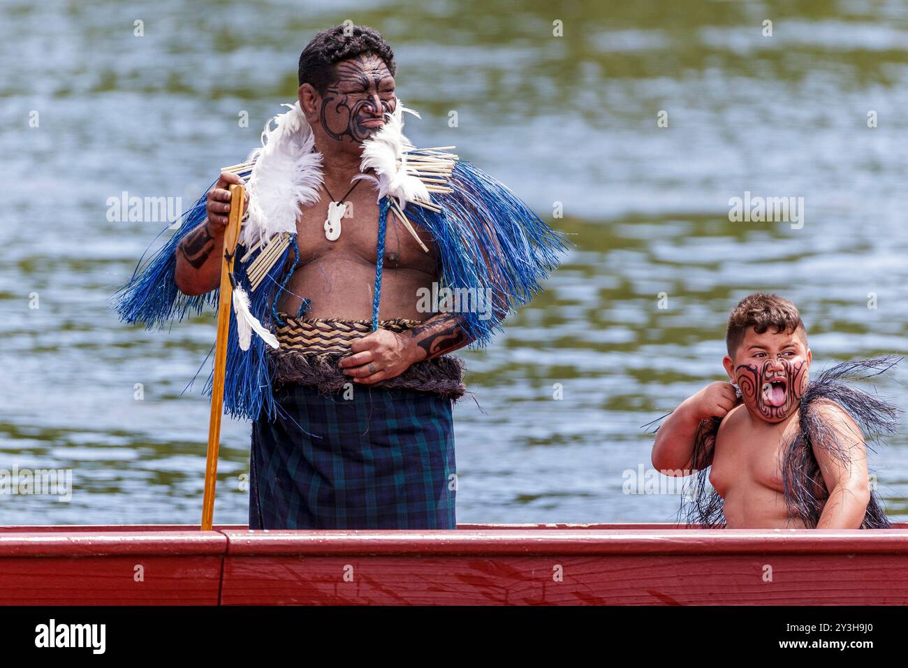 Cinq canoës maoris waka sur la rivière Waikato saluent le prince Charles de Galles et Camilla, duchesse de Cornouailles au Turangawaewae Marae, Hamilton, Nouvelle-Zélande, dimanche 08 novembre 2015. Banque D'Images
