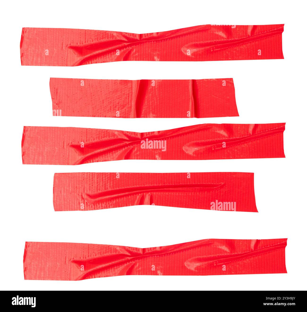 Vue de dessus ensemble de ruban adhésif en vinyle rouge froissé ou de ruban en tissu en forme de bande est isolé sur fond blanc avec chemin de découpage. Banque D'Images