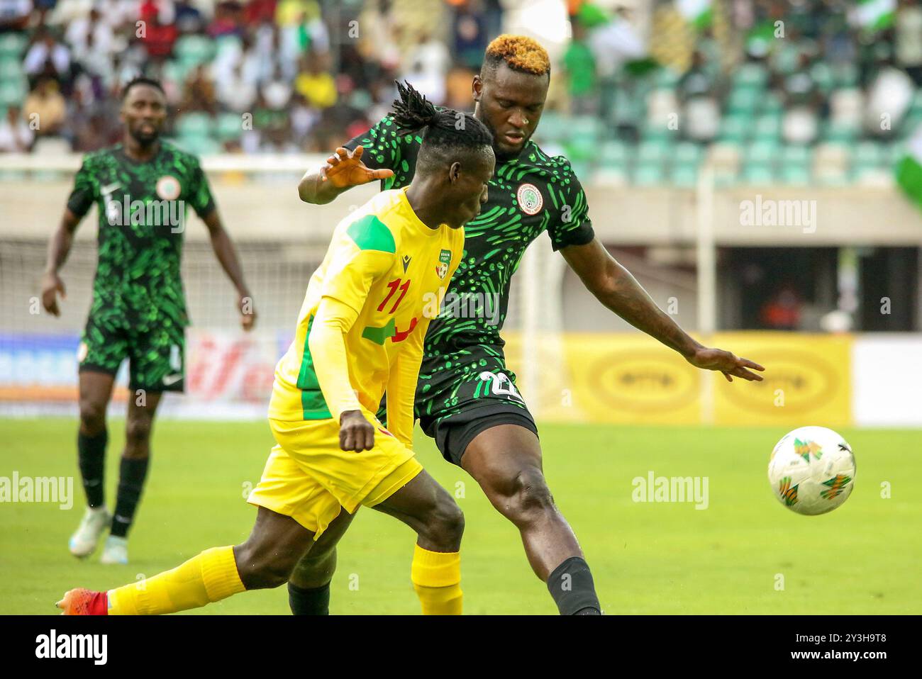 UYO, NIGERIA - SEPTEMBRE 07 : Boniface Victor Okoh du Nigeria et Abdoul Rachid Moumini du Bénin lors de la Coupe d'Afrique des Nations {AFCON} quali 2025 Banque D'Images