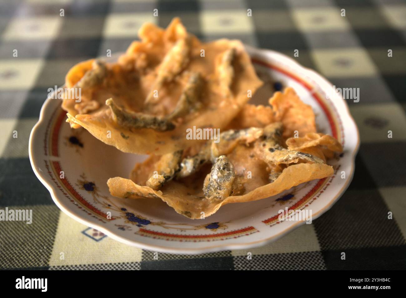 Des frites de poisson traditionnelles appelées « kerupuk sala ikan » dans un restaurant situé en bordure de route à Solok, dans l'ouest de Sumatra, en Indonésie. Banque D'Images