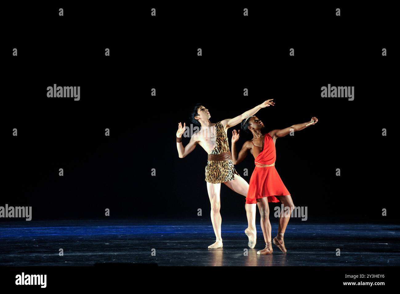 15 septembre 2024 photo de fichier : il a été annoncé hier que la danseuse de ballet Michaela DePrince est décédée à l'âge de 29 ans. Photos du Nelson Mandela Memorial - Amsterdam. 15 décembre 2013. Le jour de son enterrement, un mémorial à Nelson Mandela a lieu dans le Stadschouwberg d'Amsterdam avec la crème de l'élite culturelle néerlandaise. Michaela DePrince et Sho Yamado, membres de la section Junior du Het nationale Ballet. L'histoire de DePrince est une histoire de survie. Née en Sierra Leone, ses deux parents ont été tués dans la guerre civile. Emmenée dans un orphelinat, elle a été surnommée Devils Child à cause du vitiligo, A. Banque D'Images