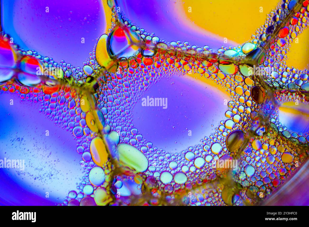 Macro photo de gouttes d'eau aux couleurs psychédéliques Banque D'Images