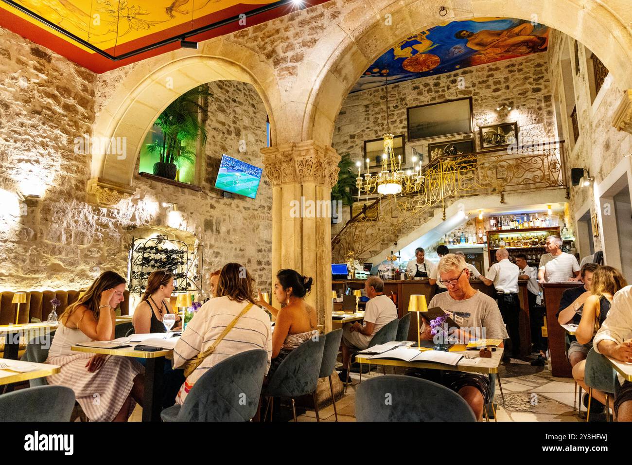 Intérieur du café et restaurant Lvxor avec colonne gothique romaine ornée, vestige de la City Lodge, Split, Croatie Banque D'Images