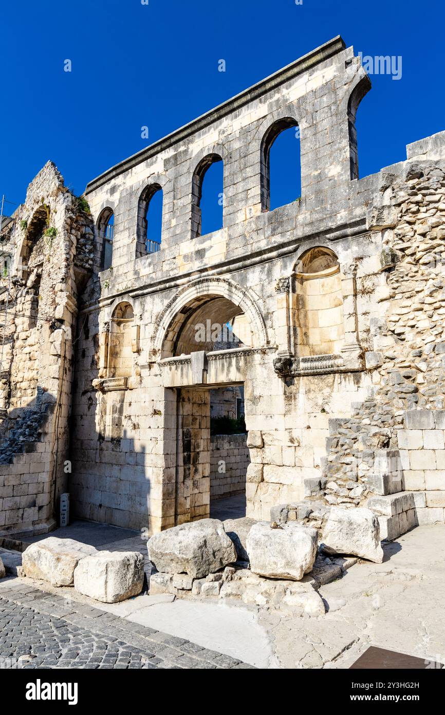 Porte d'argent, entrée historique du 4ème siècle au Palais de Dioclétien, Split, Croatie Banque D'Images