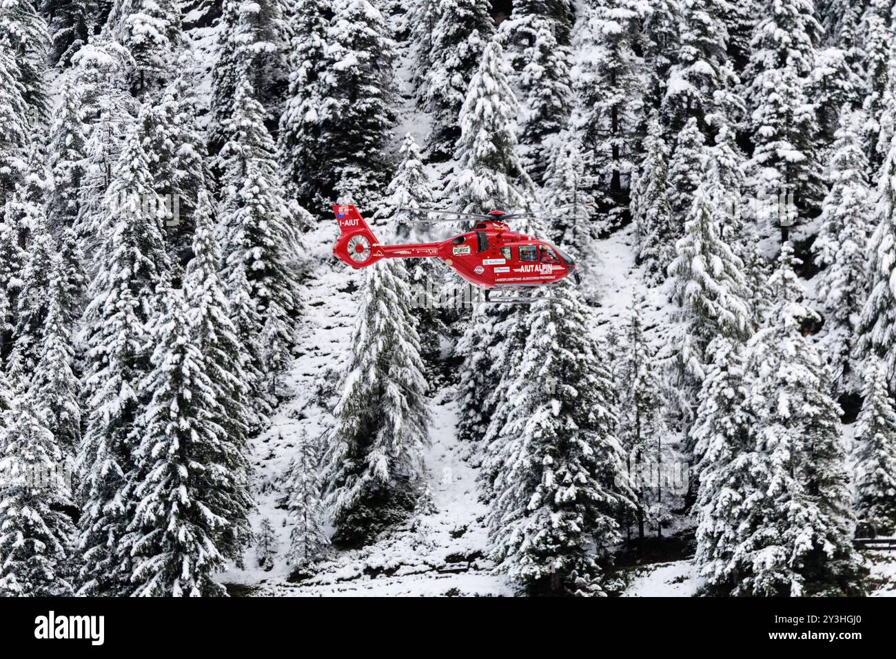 13 septembre 2024, Italie, Wolkenstein à Gröden : un hélicoptère du service de sauvetage de montagne Aiut Alpin Dolomites survole le paysage montagneux enneigé près de Selva di Val Gardena (Province autonome de Bolzano - Tyrol du Sud, Italie) tôt ce matin pour une mission de sauvetage pour deux touristes canadiens. Une femme de 56 ans et un homme canadien de 56 ans étaient épuisés et hypothermiques dans une tempête de neige à une altitude de 2 300 mètres entre la cabane Schlüter et la cabane Puez dans la soirée du 12.09.2024. En raison d'une mauvaise visibilité, l'hélicoptère n'a pas pu les atteindre - la femme meurt Banque D'Images