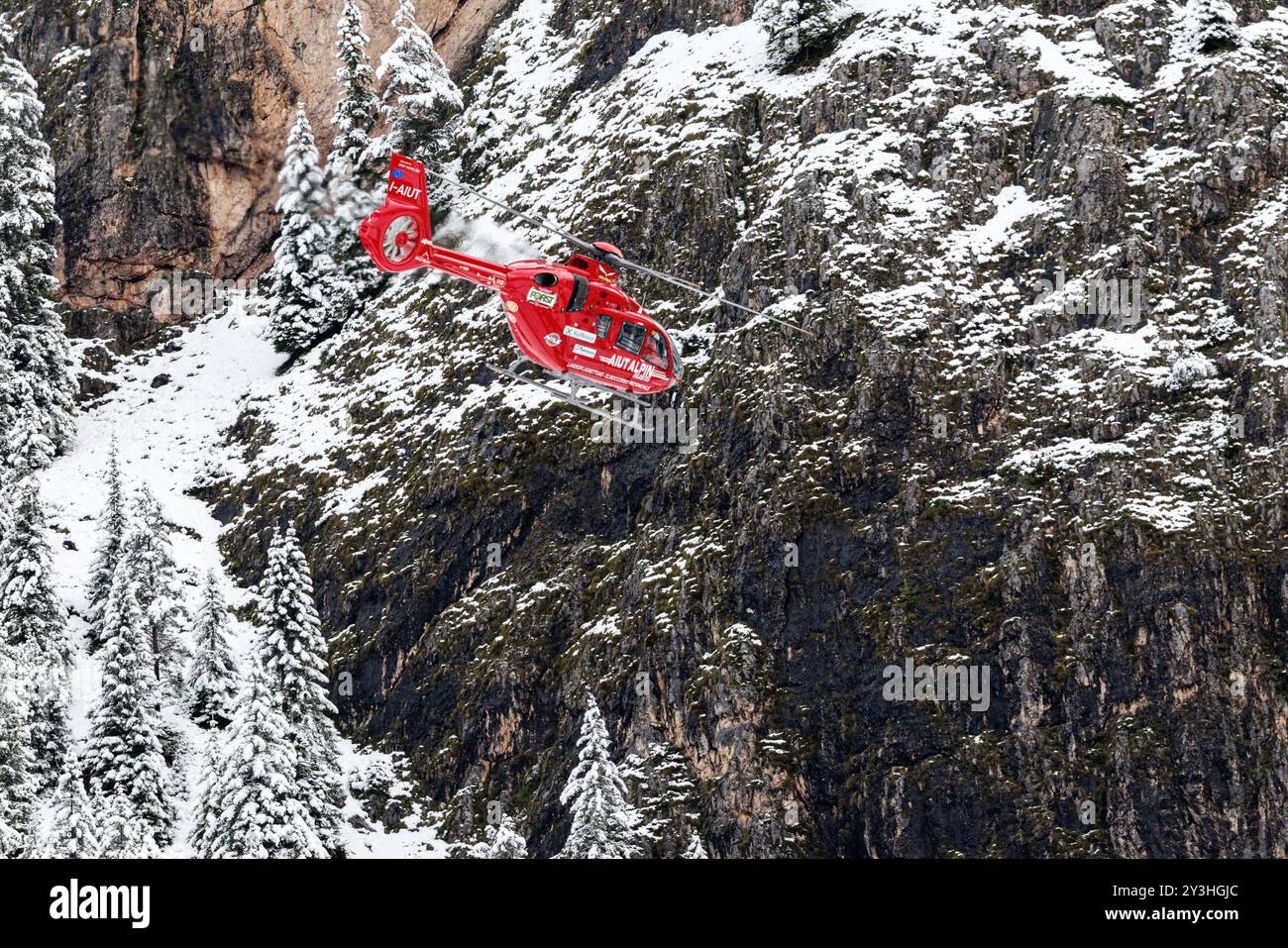13 septembre 2024, Italie, Wolkenstein à Gröden : un hélicoptère du service de sauvetage de montagne Aiut Alpin Dolomites survole le paysage montagneux enneigé près de Selva di Val Gardena (Province autonome de Bolzano - Tyrol du Sud, Italie) tôt ce matin pour une mission de sauvetage pour deux touristes canadiens. Une femme de 56 ans et un homme canadien de 56 ans étaient épuisés et hypothermiques dans une tempête de neige à une altitude de 2 300 mètres entre la cabane Schlüter et la cabane Puez dans la soirée du 12.09.2024. En raison d'une mauvaise visibilité, l'hélicoptère n'a pas pu les atteindre - la femme meurt Banque D'Images