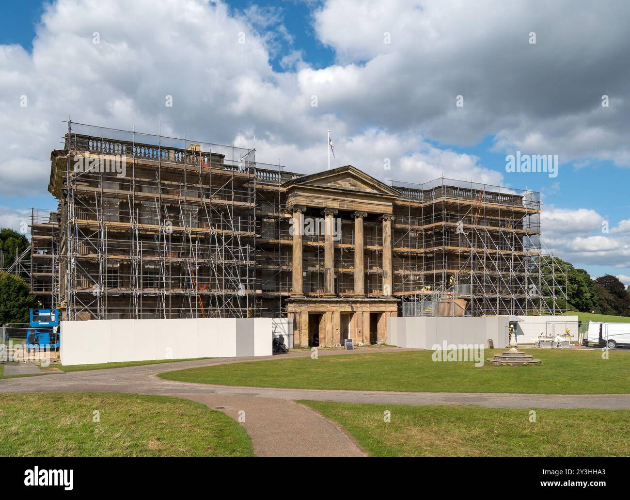 La façade avant de Calke Abbey maison seigneuriale / maison de maître couverte d'échafaudages lors de travaux de rénovation en 2024, Derbyshire, Angleterre, Royaume-Uni Banque D'Images
