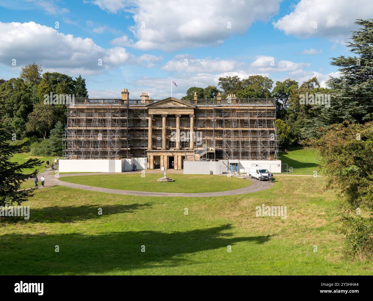 La façade avant de Calke Abbey maison seigneuriale / maison de maître couverte d'échafaudages lors de travaux de rénovation en 2024, Derbyshire, Angleterre, Royaume-Uni Banque D'Images