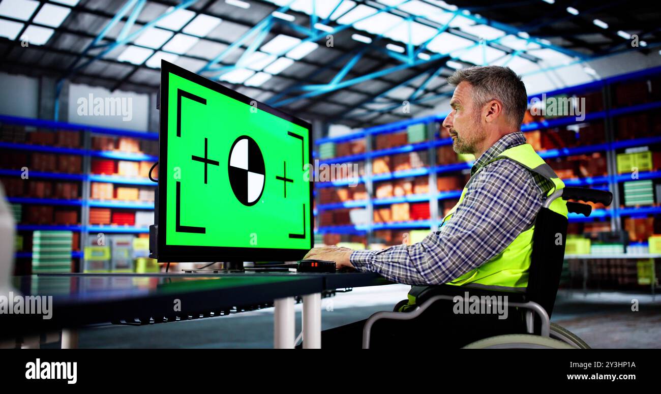Ingénieur utilisant le moniteur PC avec écran vert à l'entrepôt Banque D'Images