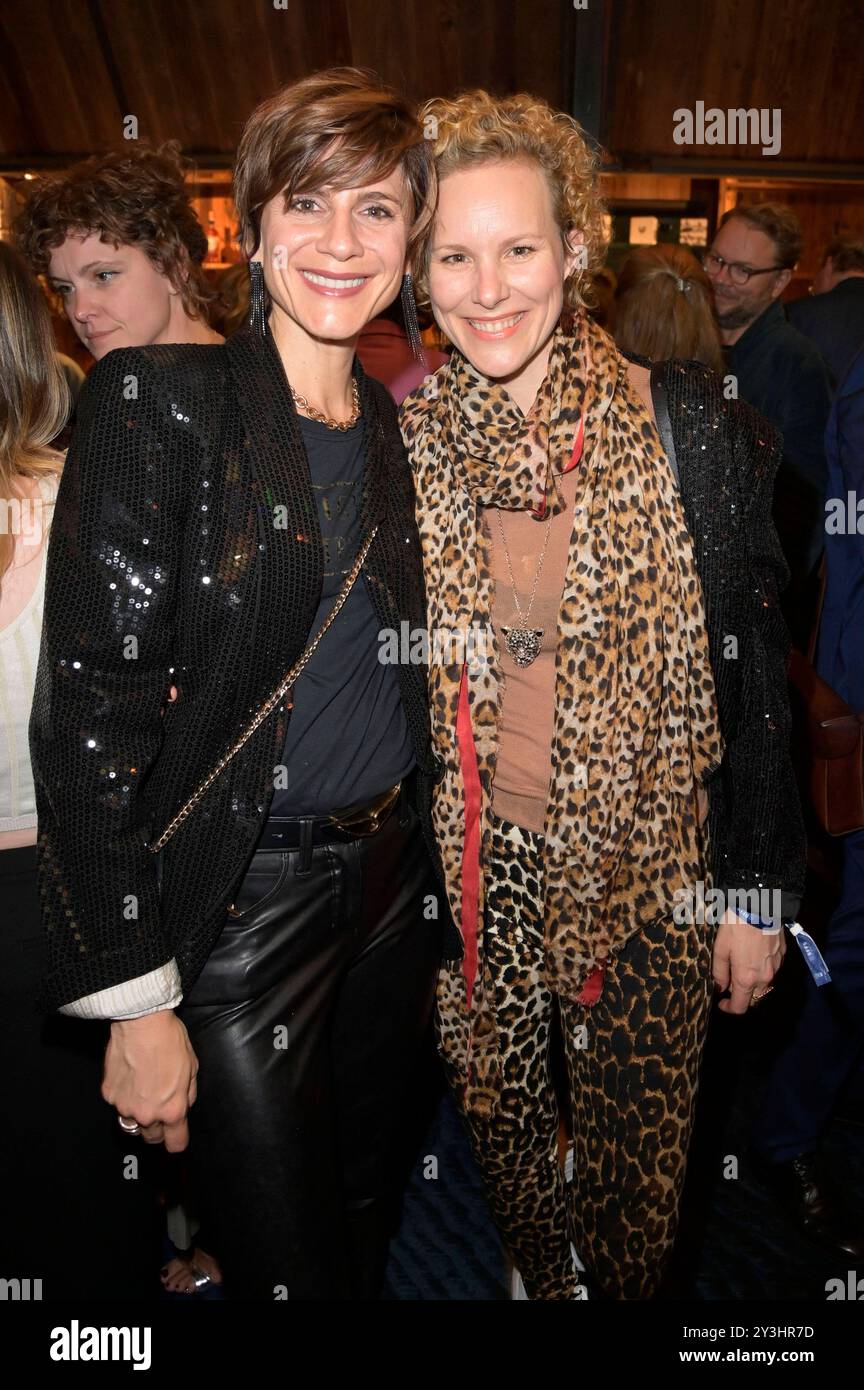 Christina Hecke mit Ehefrau Stefanie Henn BEI der Verleihung des Deutschen Schauspielpreises 2024 im Club Theater Berlin. Berlin, 13.09.2024 *** Christina Hecke et son épouse Stefanie Henn lors de la cérémonie du German Acting Award 2024 au Club Theater Berlin, 13 09 2024 Foto:XF.xKernx/xFuturexImagex schauspielpreis_4703 Banque D'Images