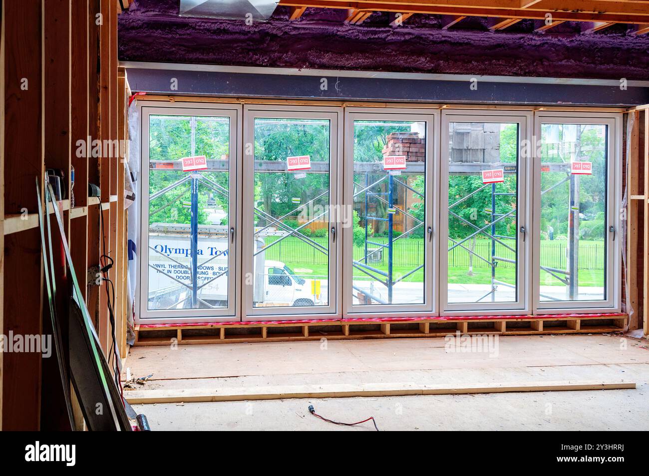 Fenêtres de style européen nouvellement installées sur une maison en construction, Toronto, Canada Banque D'Images