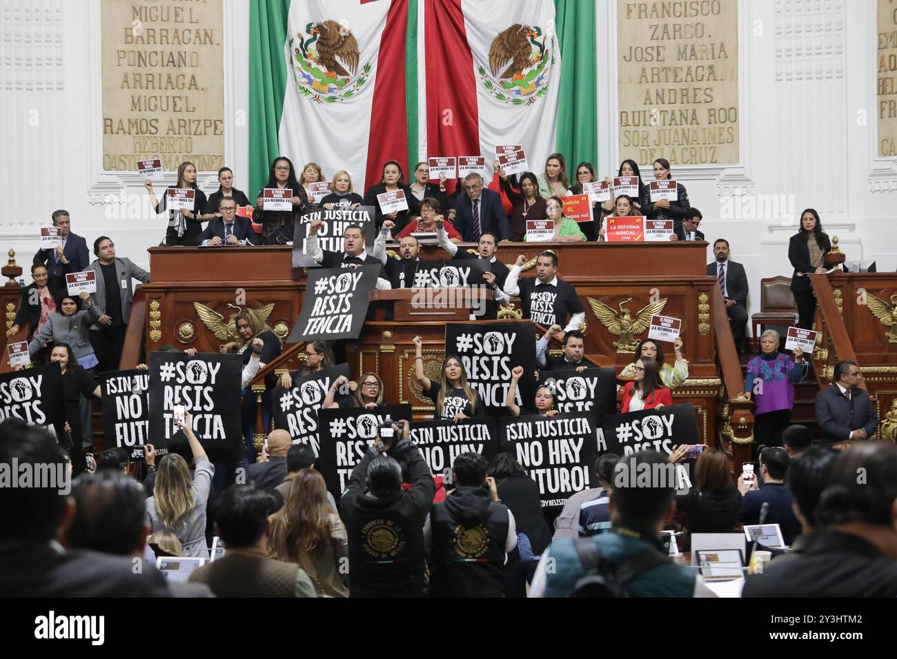 Les législateurs de l'opposition protestent après l'approbation de la réforme judiciaire les législateurs de l'opposition tiennent des pancartes pour protester contre l'approbation de la réforme judiciaire pendant la session législative du Congrès mexicain. Le 12 septembre 2024 à Mexico, Mexique. Mexico City CDMX Mexique Copyright : xIanxRoblesx Banque D'Images