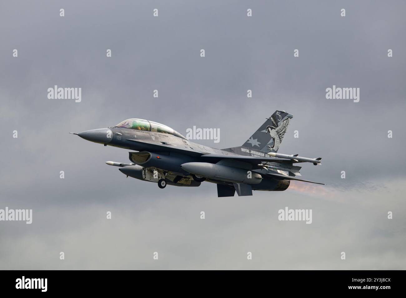 Royal Jordanian Air Force 1st Squadron General Dynamics F-16 Fighting Falcon combat Jet 135 quitte la RAF Fairford après le tatouage aérien Banque D'Images