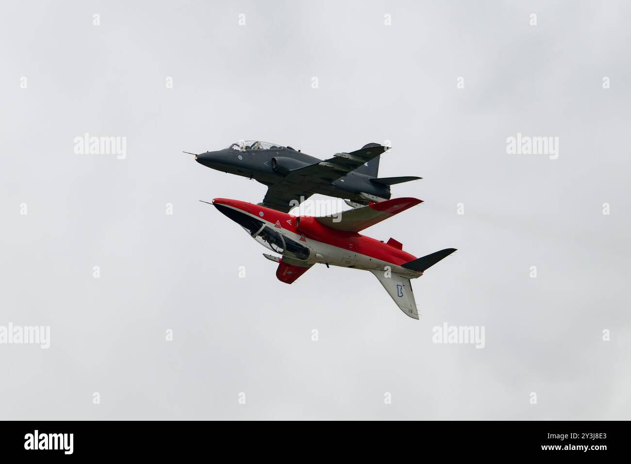 Deux BAE Hawk Mk 66 Military Jet Trainers de l'équipe d'exposition acrobatique Midnight Hawks de l'armée de l'air finlandaise volent en formation incroyablement rapprochée au RIAT Banque D'Images