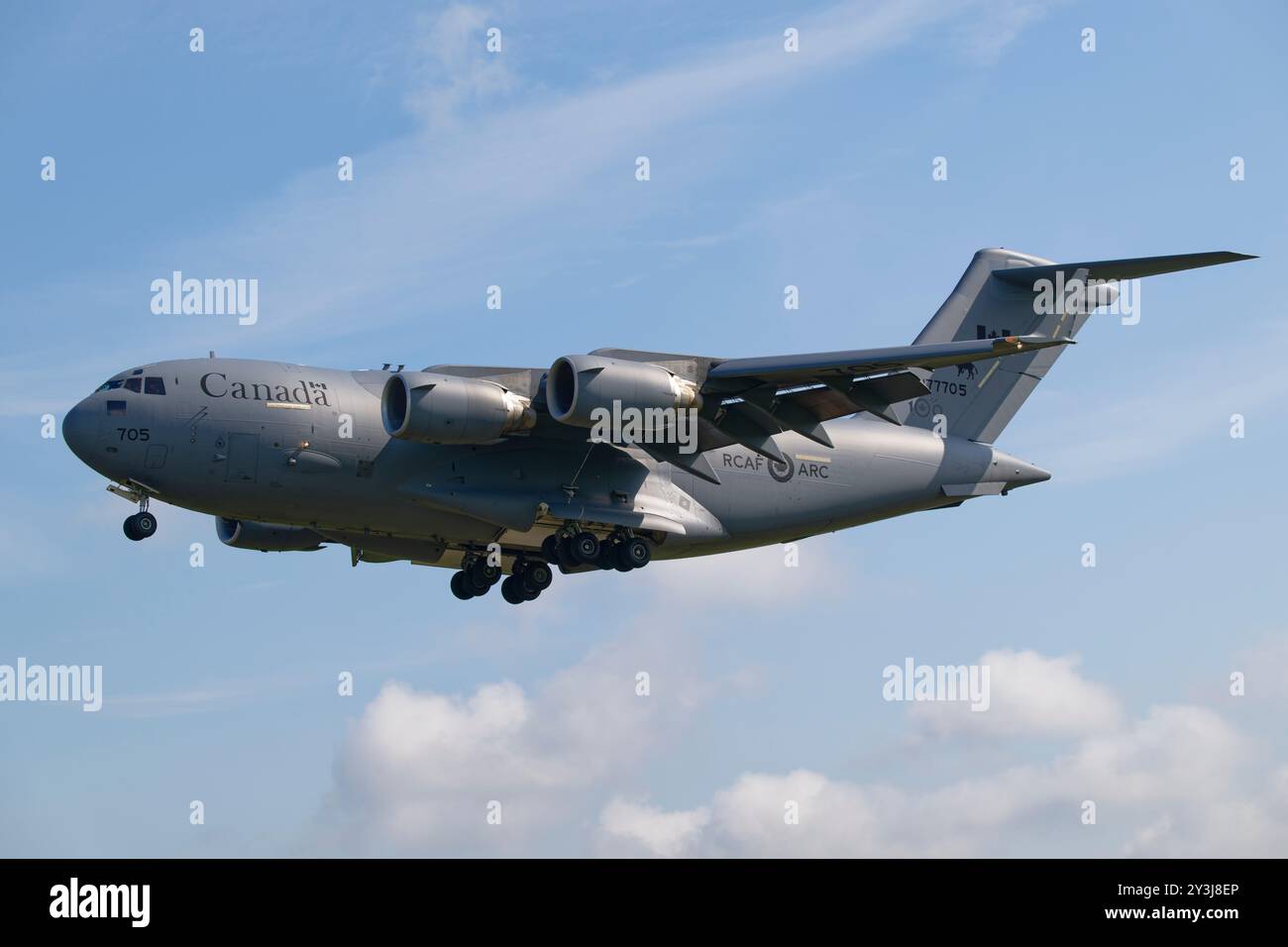 Le Boeing C-17 Globemaster III 177705 du 429e Escadron de l'Aviation royale canadienne arrive à la base aérienne de Fairford de la RAF pour le RIAT Banque D'Images