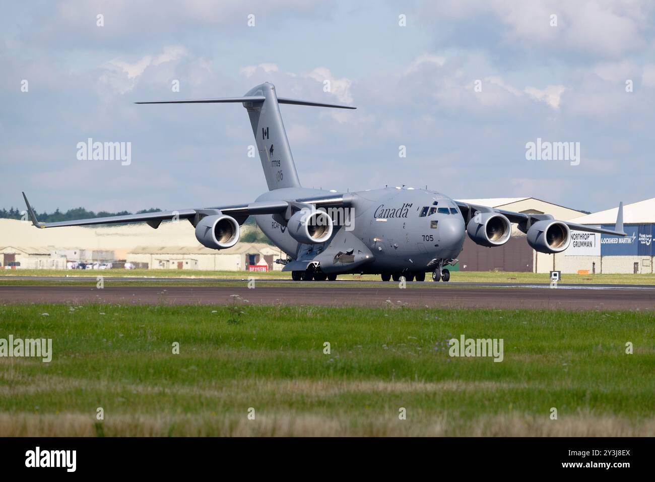 Le Boeing C-17 Globemaster III 177705 du 429e Escadron de l'Aviation royale canadienne arrive à la base aérienne de Fairford de la RAF pour le RIAT Banque D'Images