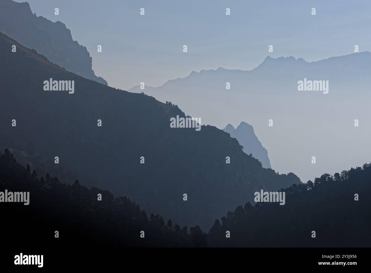 Profil des sommets et des pentes des montagnes au lever du soleil Banque D'Images