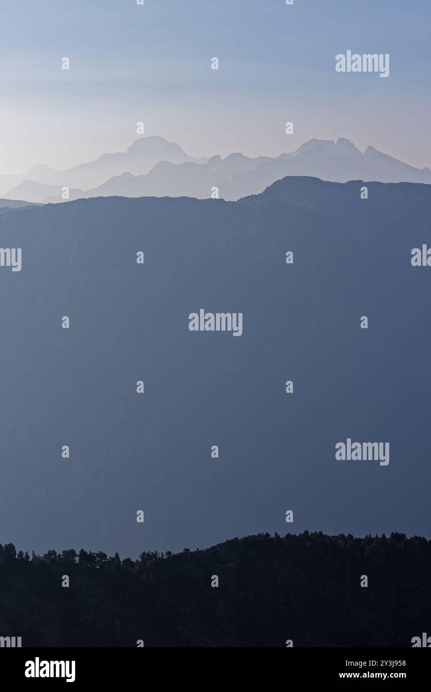 Profil des sommets et des pentes des montagnes au lever du soleil Banque D'Images