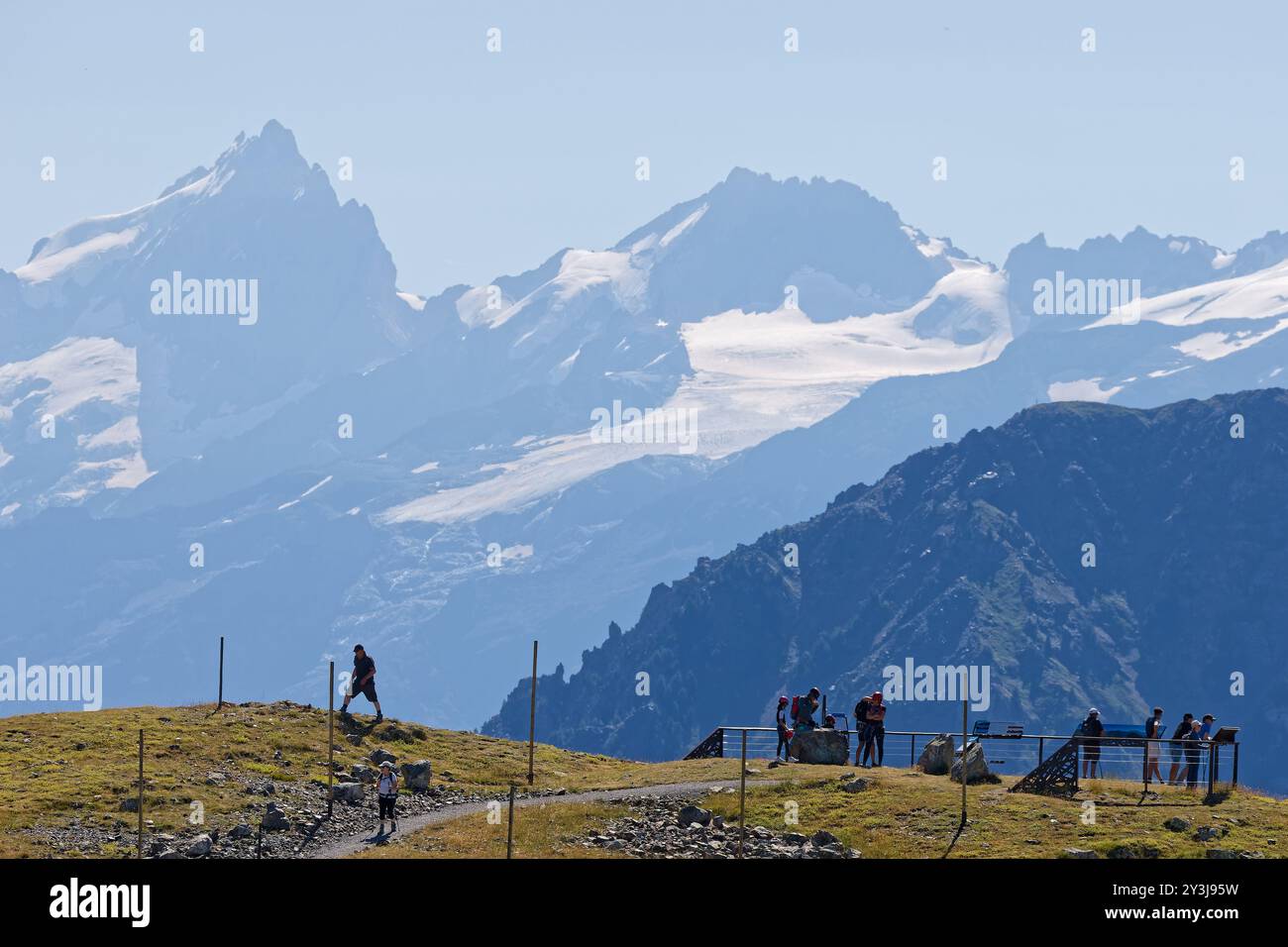 CHAMROUSSE, FRANCE, 10 août 2024 : touristes sur la plate-forme de point de vue regardant le sommet enneigé de la Meije Banque D'Images