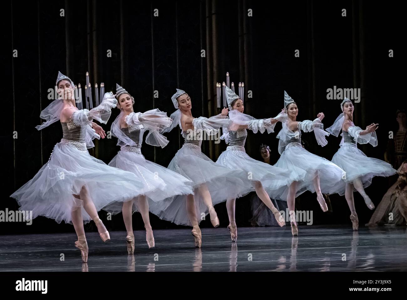 Le State Ballet of Georgia réalise une production somptueuse de Swan Lake au London Coliseum, au Royaume-Uni Banque D'Images