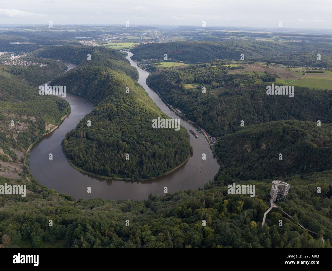 Baumwipfelpfad Saarschleife, vue sur la Sarre, Allemagne, vidéo drone aérien Banque D'Images