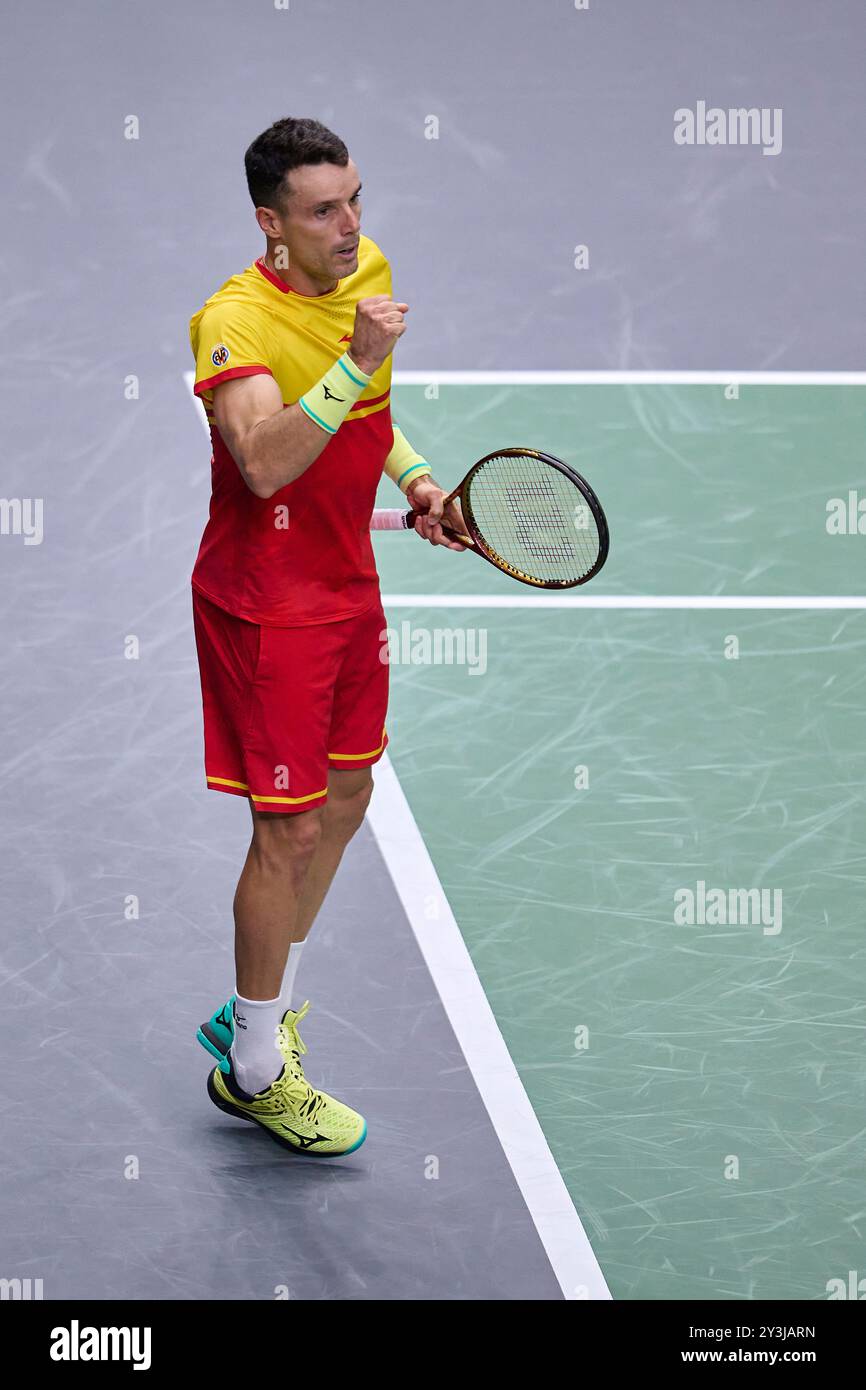 Valencia, Espagne. 14 septembre 2024. VALENCE, ESPAGNE - 13 SEPTEMBRE : Roberto Bautista Agut, d'Espagne, célèbre un point contre Arthur fils, de France, lors de la finale de la Coupe Davis phase de groupes 2024 match de Valence entre la France et l'Espagne au Pabellon Fuente de San Luis le 13 septembre 2024 à Valence, Espagne. (Photo de Francisco Macia/photo Players images/Magara Press) crédit : Magara Press SL/Alamy Live News Banque D'Images