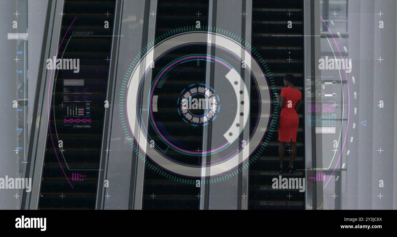 Image du traitement des données et du balayage de portée sur diverses femmes d'affaires utilisant l'escalator Banque D'Images