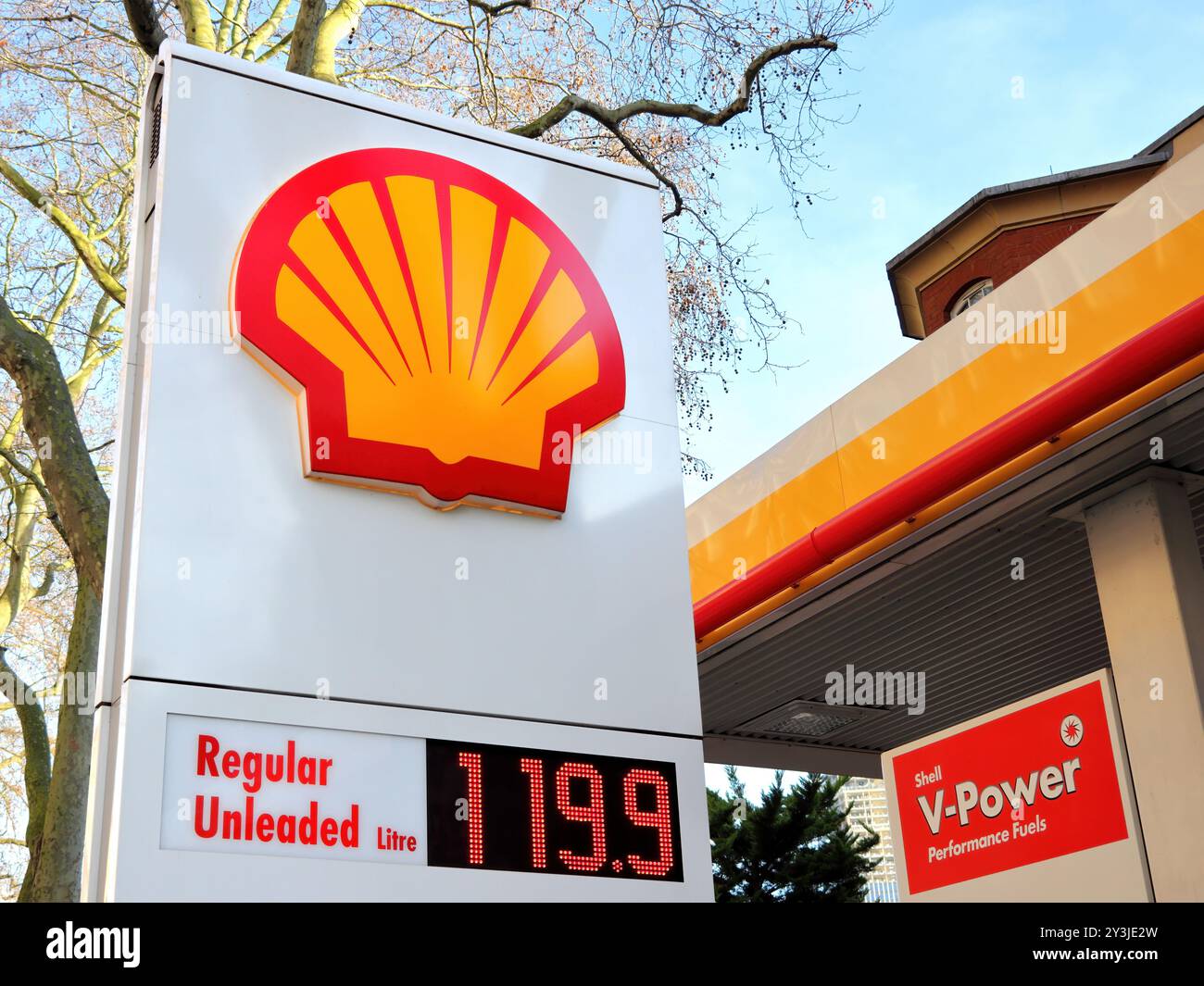 Station-service de Shell plc, une multinationale britannique spécialisée dans le pétrole et le gaz dont le siège est à Londres, en Angleterre Banque D'Images