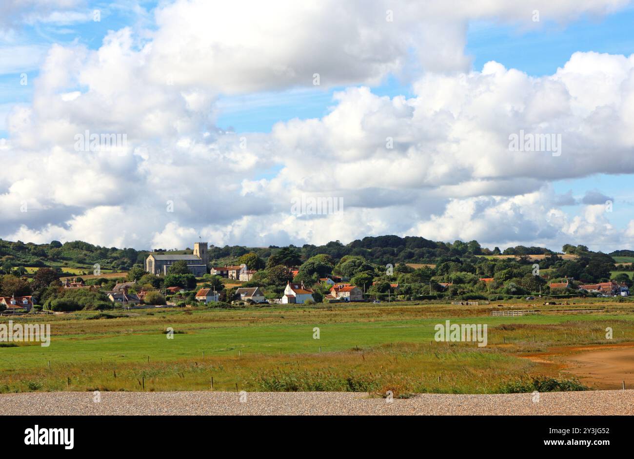 Une vue sur la côte nord du Norfolk du village de Salthouse, Norfolk, Angleterre, Royaume-Uni, depuis la crête côtière de galets. Banque D'Images