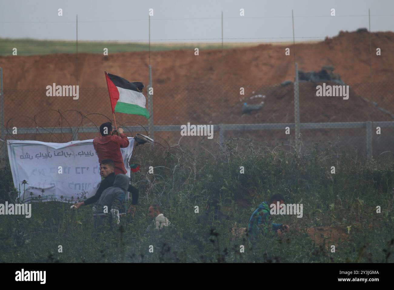 Des affrontements ont lieu entre jeunes Palestiniens et soldats israéliens dans le nord de la bande de Gaza, à l'est de la ville de Beit Lahia. Les Palestiniens manifestaient en faveur du droit au retour, à la suite de la récente « Marche du retour » à Gaza. Un certain nombre de manifestants palestiniens ont été blessés après avoir inhalé des gaz lacrymogènes lancés sur eux par les forces de sécurité israéliennes pendant les encaissements Banque D'Images