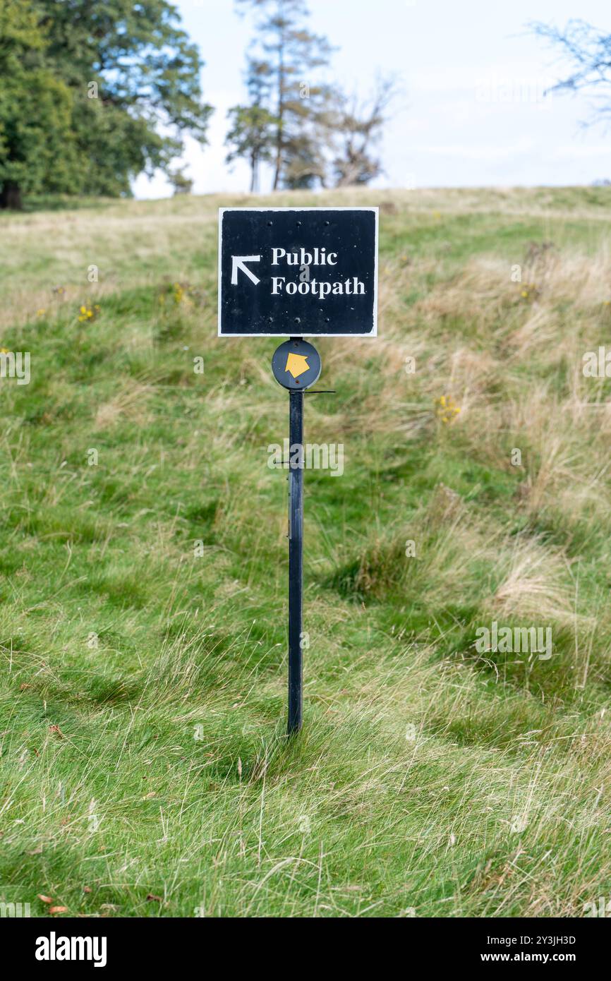 Panneau de sentier public dans le parc de cerfs de Levens, Cumbria Banque D'Images