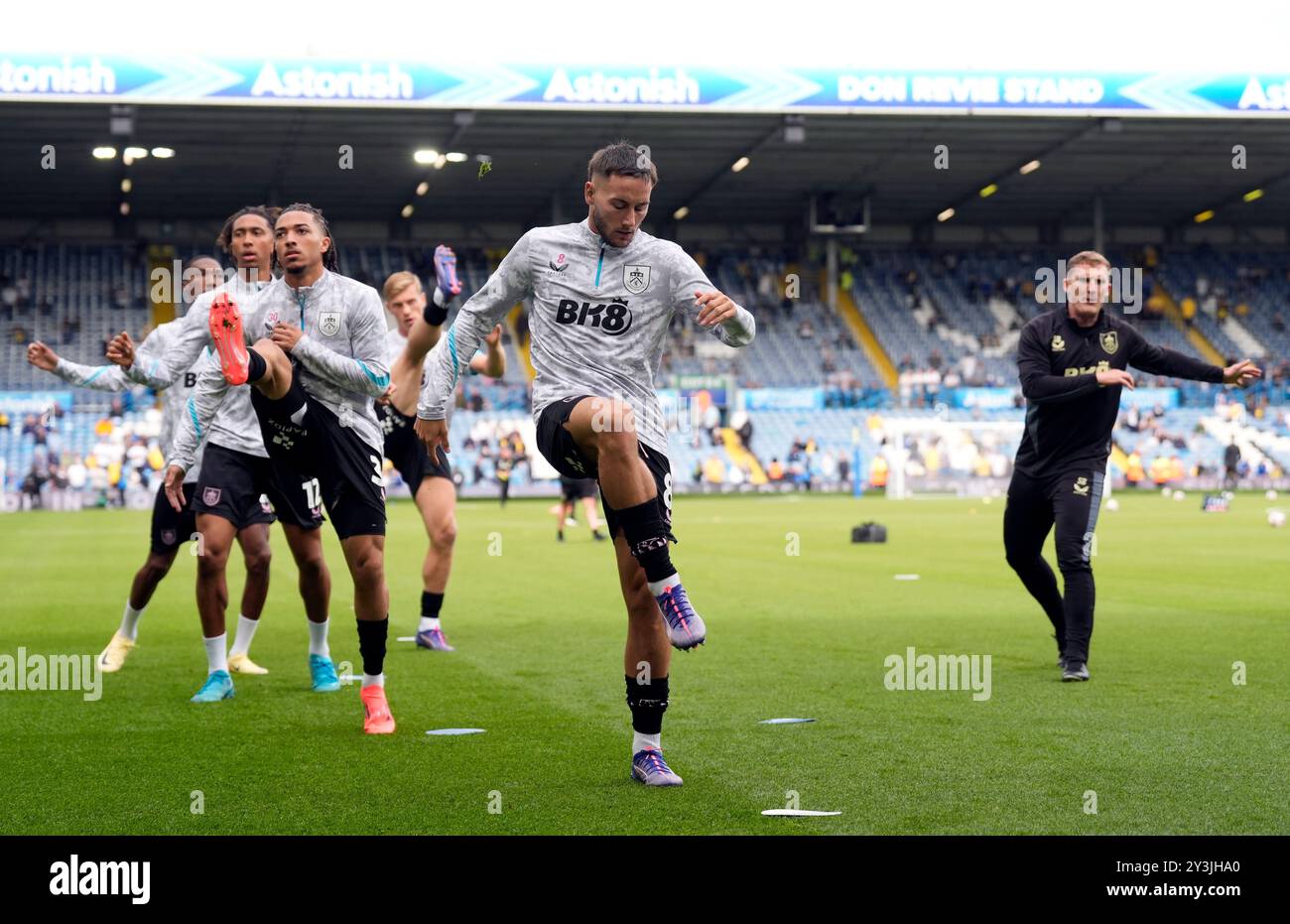 Josh Brownhill de Burnley (au centre) se réchauffe avec ses coéquipiers avant le match du Sky Bet Championship à Elland Road, Leeds. Date de la photo : samedi 14 septembre 2024. Banque D'Images