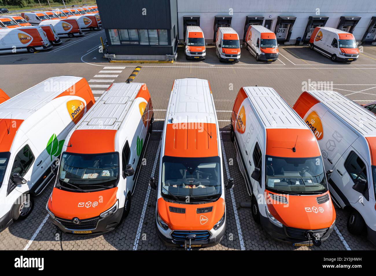 Fourgonnettes de livraison PostNL au dépôt à Zwolle, pays-Bas Banque D'Images