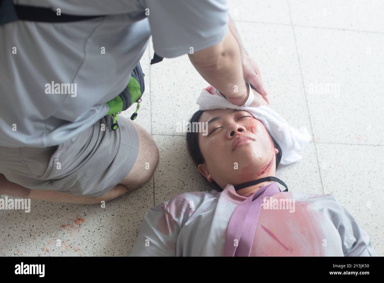 Des volontaires secourent une victime simulée lors d'un entraînement en cas de catastrophe à Taipei le 14 septembre 2024. Copyright : xJameson Wux Banque D'Images