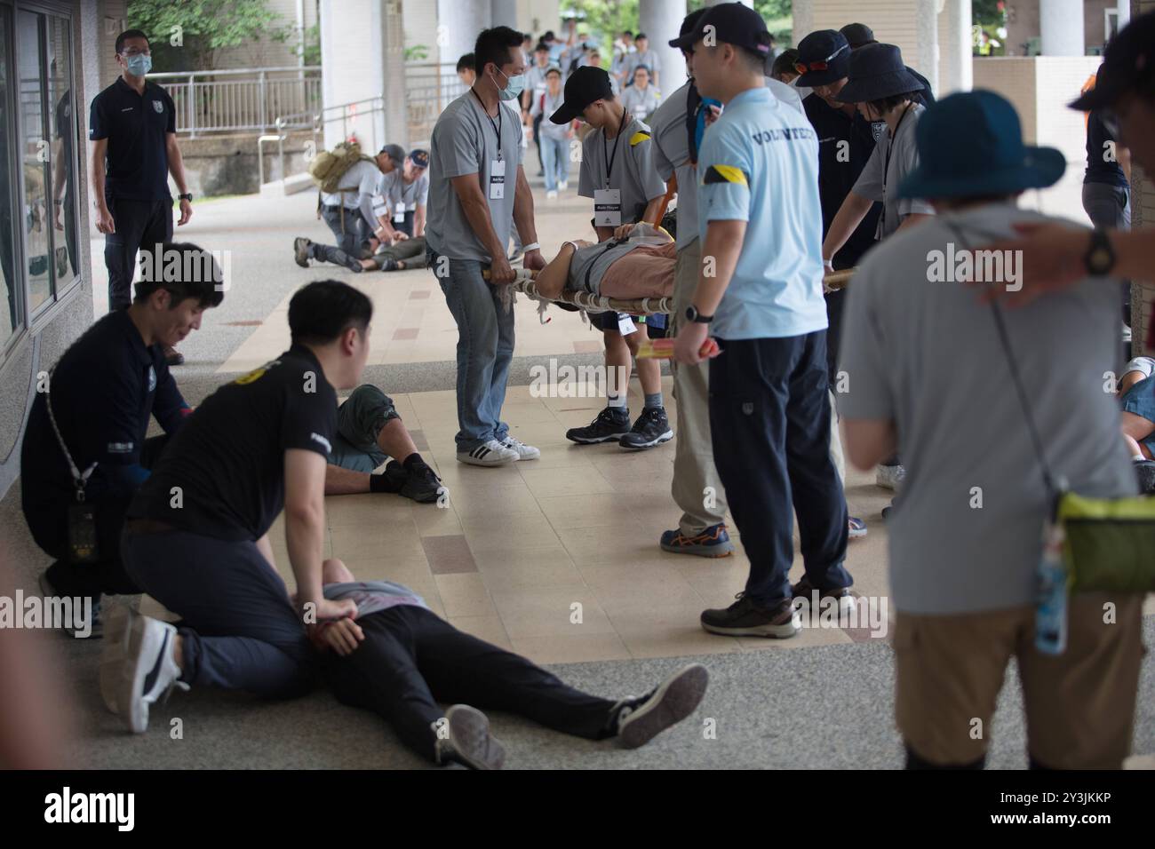 Des volontaires secourent une victime simulée lors d'un entraînement en cas de catastrophe à Taipei le 14 septembre 2024. Copyright : xJameson Wux Banque D'Images