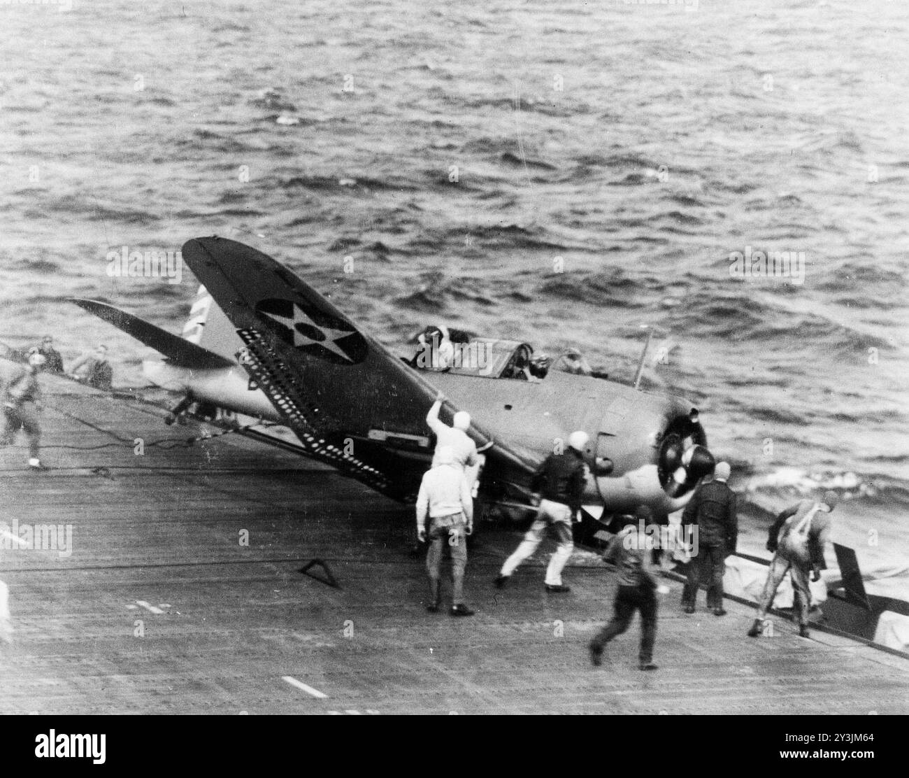 Un Douglas SBD-2:3 Dauntless de l'escadron de bombardement VB-6 s'écrase dans la passerelle après avoir attrapé un fil d'arrêt sur le porte-avions USS Enterprise (CV-6) lors d'opérations dans le Pacifique, au début de 1942 - photo de l'US Navy Banque D'Images