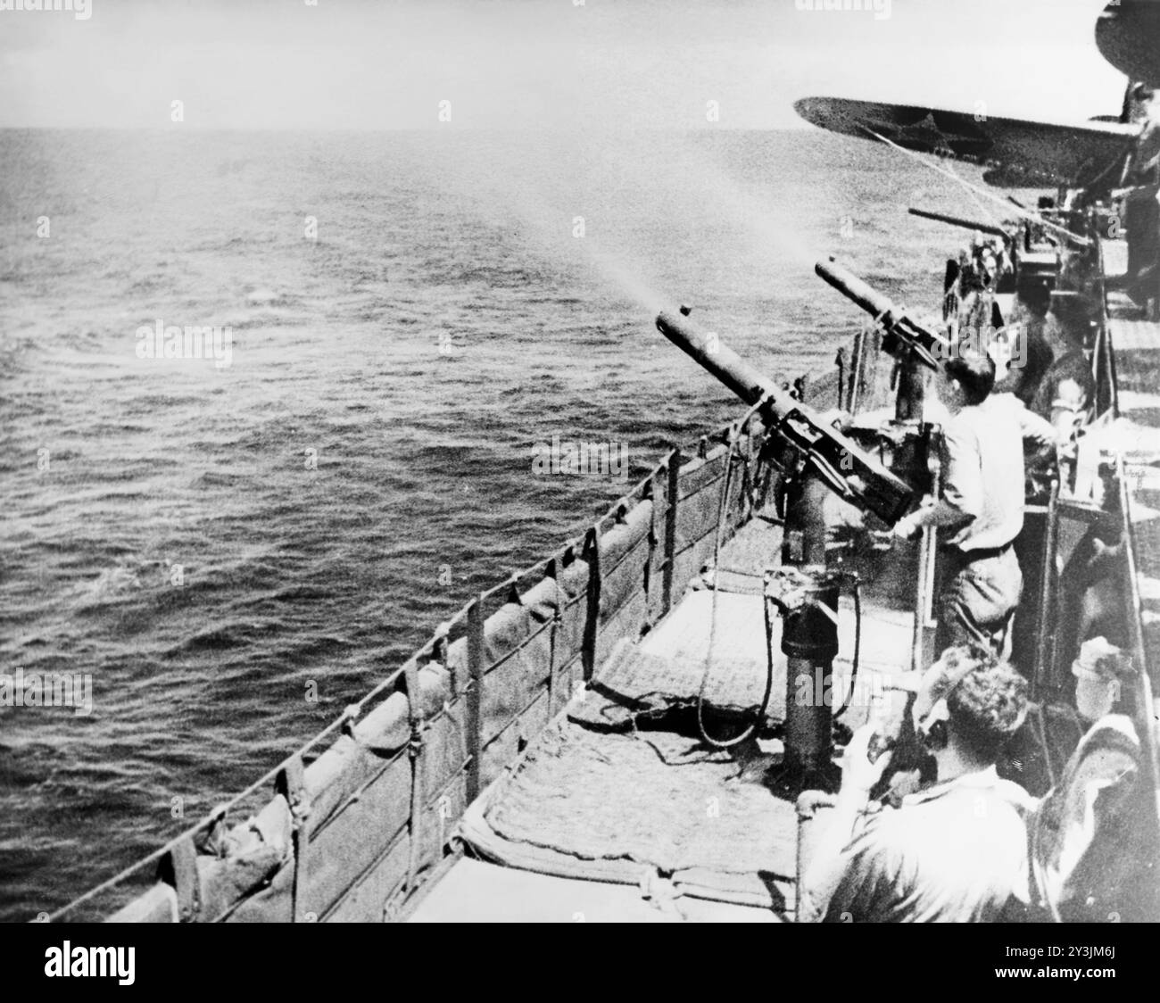Mitrailleuses à bord de l'USS Enterprise (CV-6) tirant sur des avions japonais, 1er février 1942 - seconde Guerre mondiale - photo de l'US Navy Banque D'Images