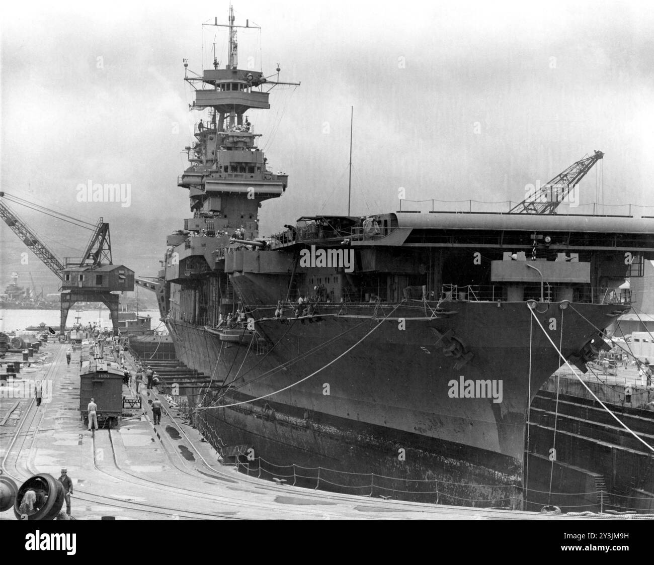 USS Yorktown (CV-5) en cale sèche au chantier naval de Pearl Harbor, le 29 mai 1942 Banque D'Images