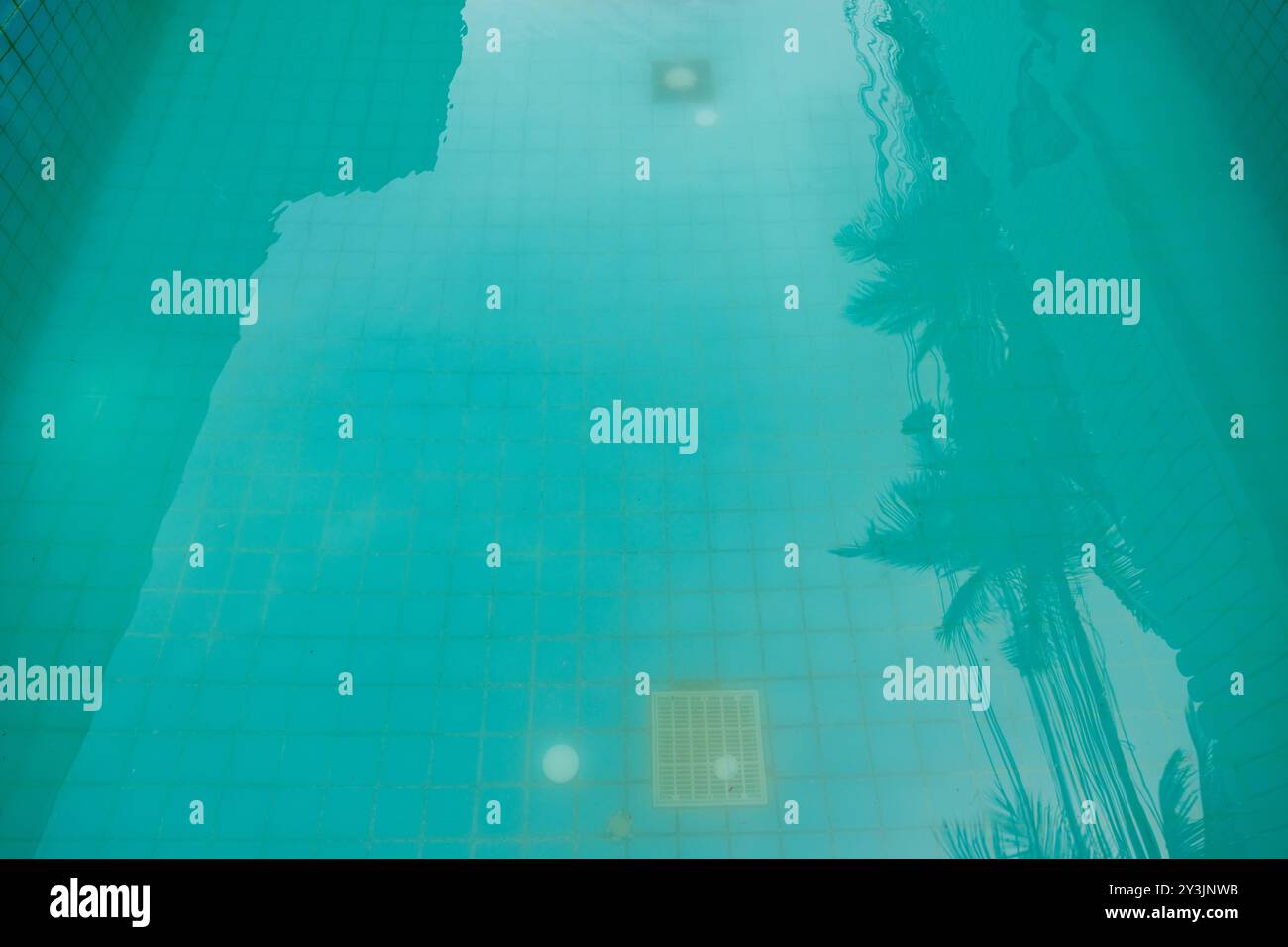 Une piscine avec de l'eau trouble et trouble, indiquant des problèmes potentiels d'entretien et une mauvaise clarté de l'eau Banque D'Images