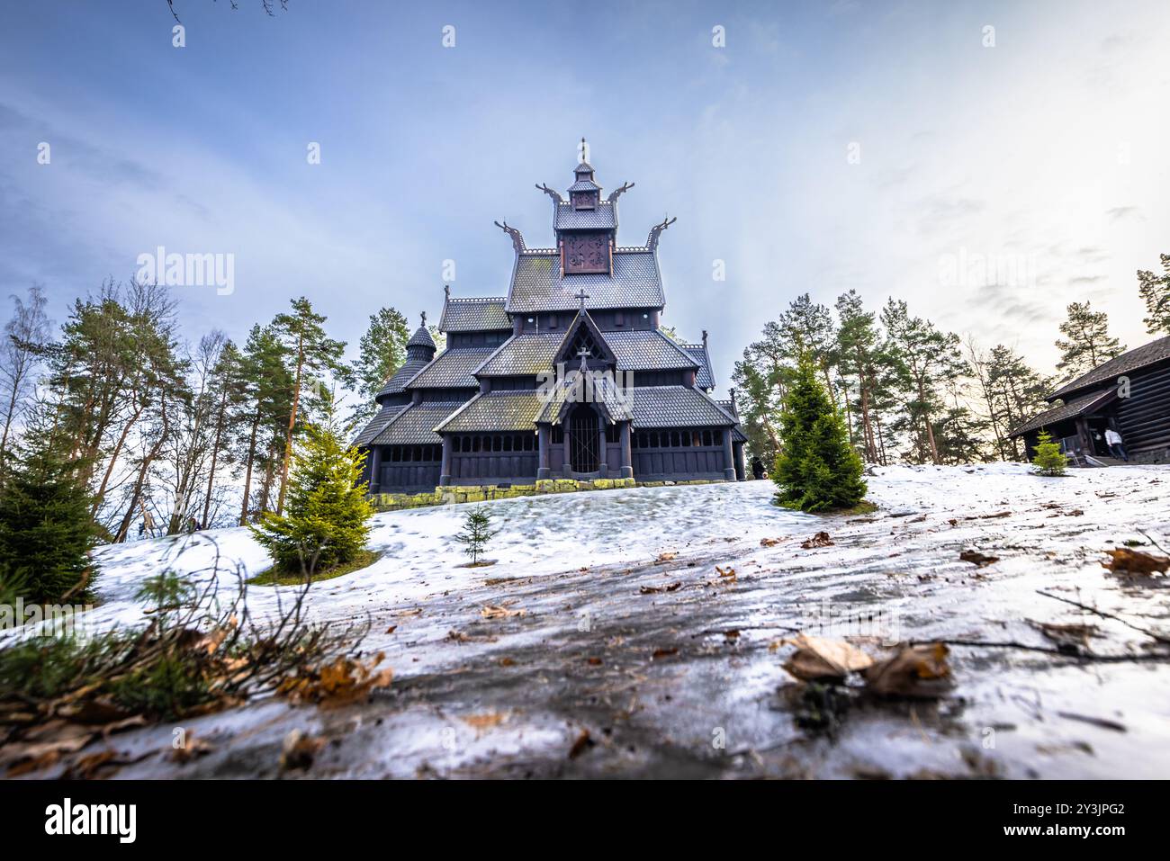 Oslo - 11 février 2023 : L'église médiévale épique de Gol Stave dans le musée en plein air d'Oslo, Norvège Banque D'Images